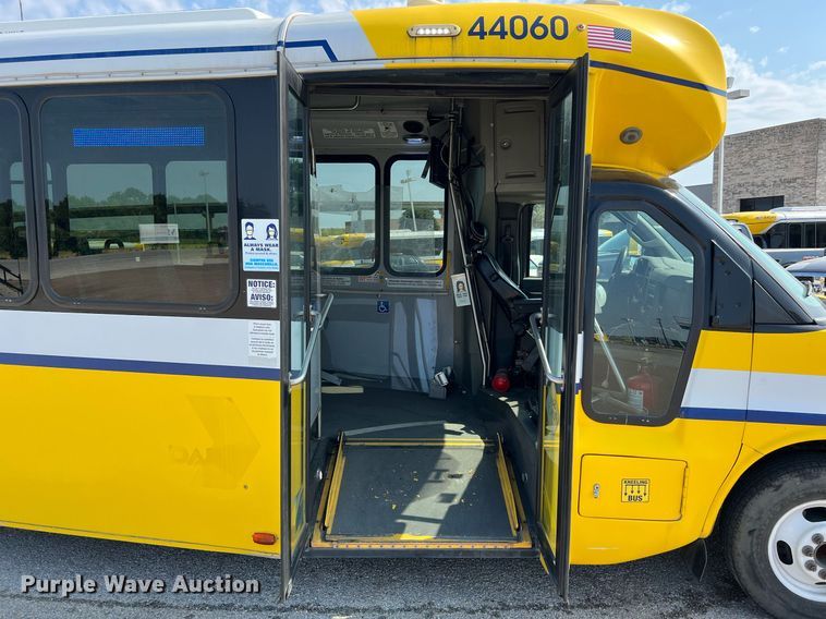 image for item LF9358 2017 Chevrolet Express G4500  shuttle bus