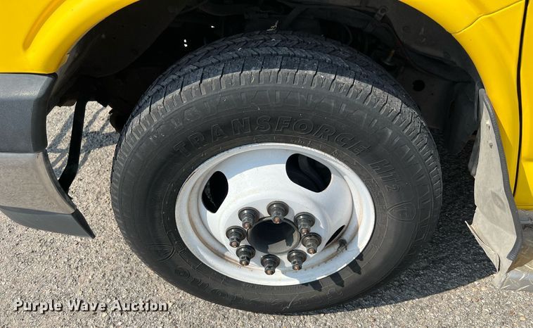 image for item LF9358 2017 Chevrolet Express G4500  shuttle bus