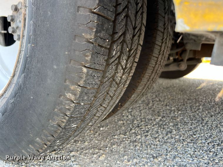 image for item LF9358 2017 Chevrolet Express G4500  shuttle bus