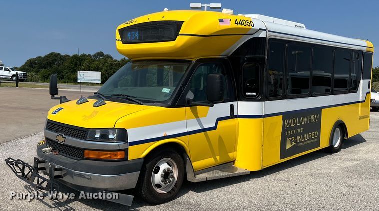 image for item LF9360 2017 Chevrolet Express G4500  shuttle bus