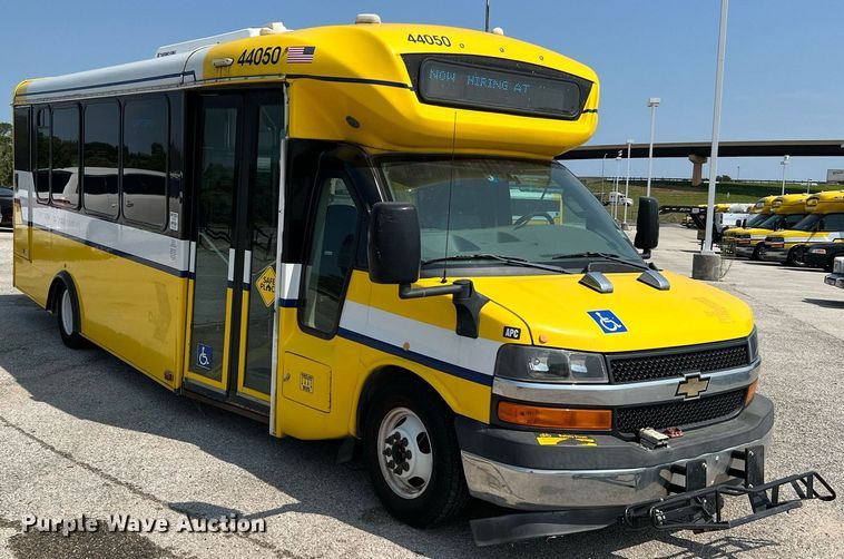 image for item LF9360 2017 Chevrolet Express G4500  shuttle bus