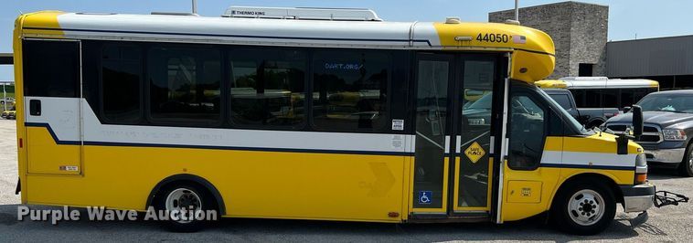 image for item LF9360 2017 Chevrolet Express G4500  shuttle bus