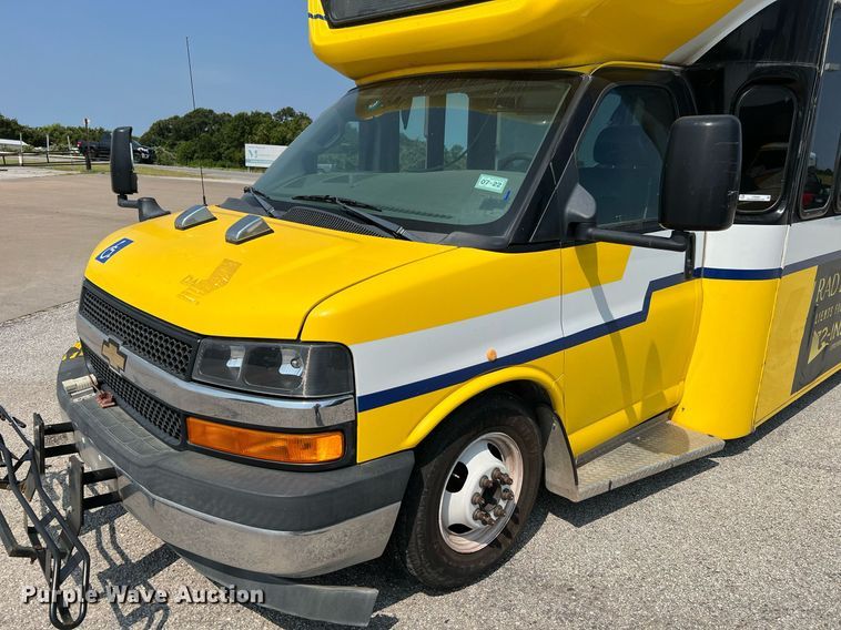 image for item LF9360 2017 Chevrolet Express G4500  shuttle bus