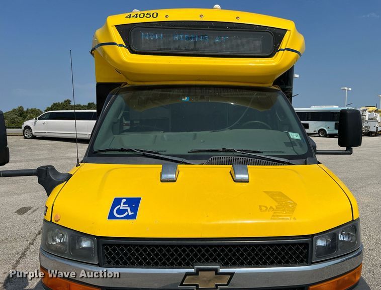 image for item LF9360 2017 Chevrolet Express G4500  shuttle bus