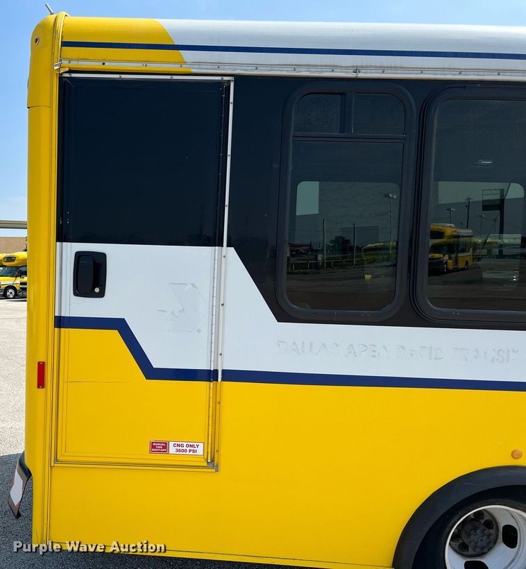 image for item LF9360 2017 Chevrolet Express G4500  shuttle bus