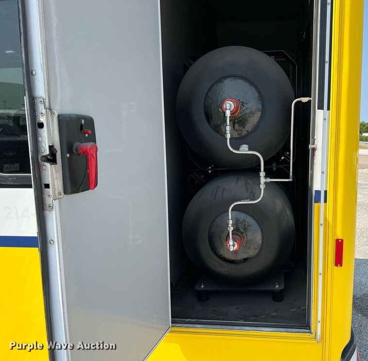 image for item LF9360 2017 Chevrolet Express G4500  shuttle bus