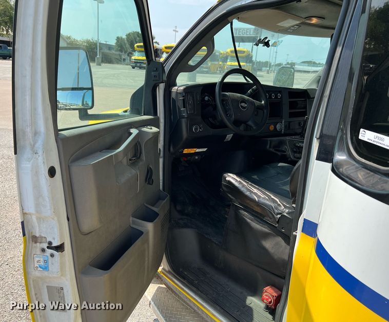 image for item LF9360 2017 Chevrolet Express G4500  shuttle bus