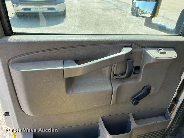 image for item LF9360 2017 Chevrolet Express G4500  shuttle bus