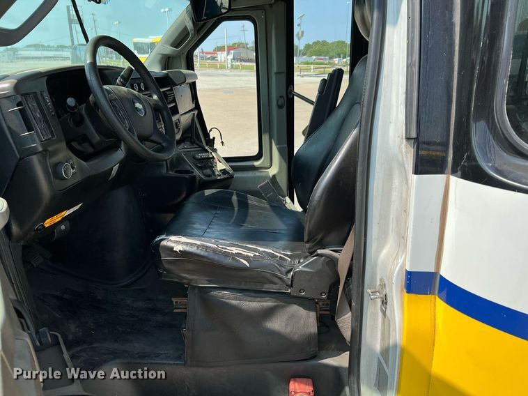 image for item LF9360 2017 Chevrolet Express G4500  shuttle bus