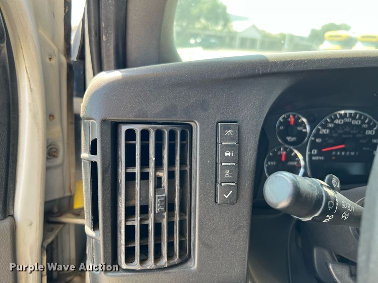 image for item LF9360 2017 Chevrolet Express G4500  shuttle bus