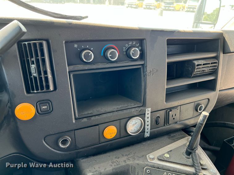 image for item LF9360 2017 Chevrolet Express G4500  shuttle bus