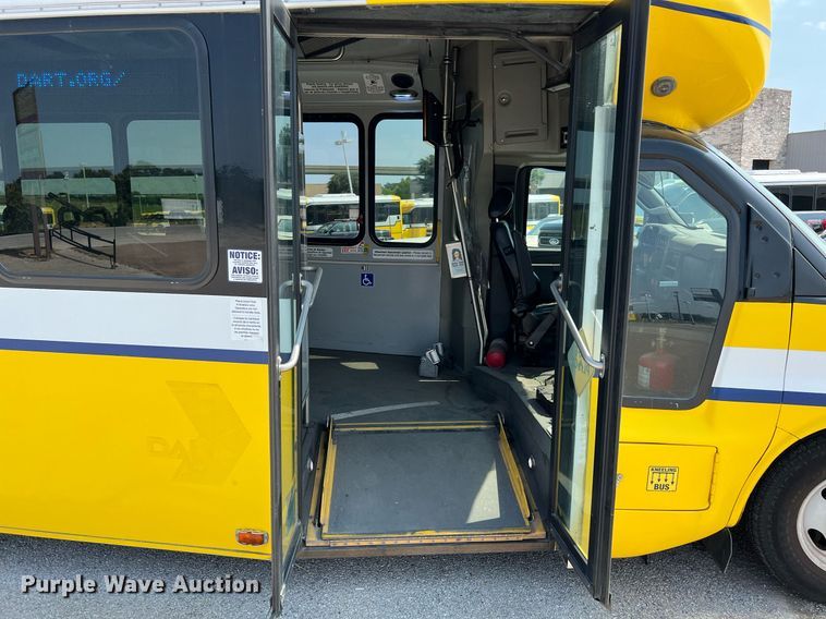 image for item LF9360 2017 Chevrolet Express G4500  shuttle bus