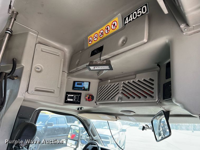 image for item LF9360 2017 Chevrolet Express G4500  shuttle bus