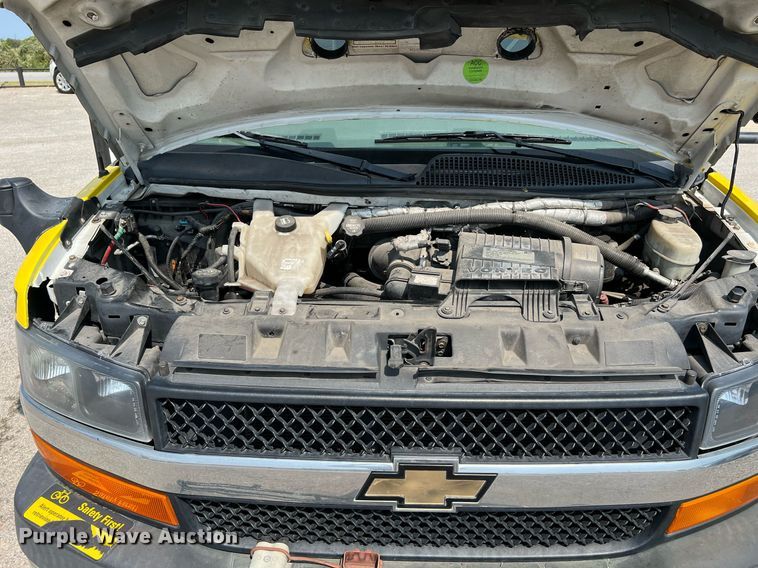 image for item LF9360 2017 Chevrolet Express G4500  shuttle bus