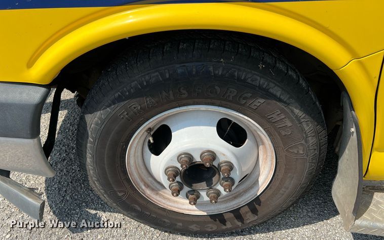 image for item LF9360 2017 Chevrolet Express G4500  shuttle bus