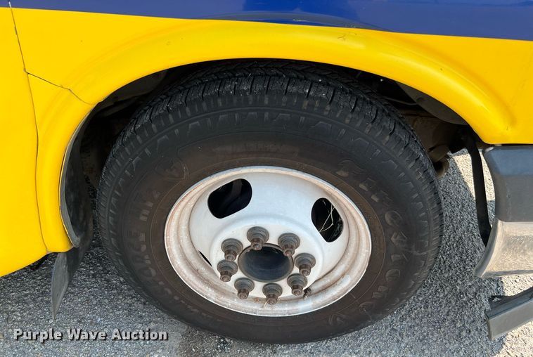 image for item LF9360 2017 Chevrolet Express G4500  shuttle bus