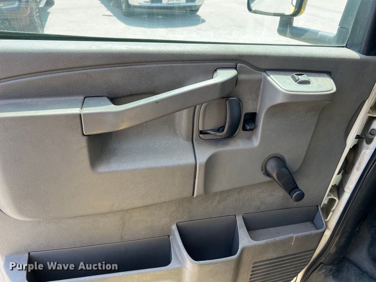 image for item LF9361 2017 Chevrolet Express G4500  shuttle bus