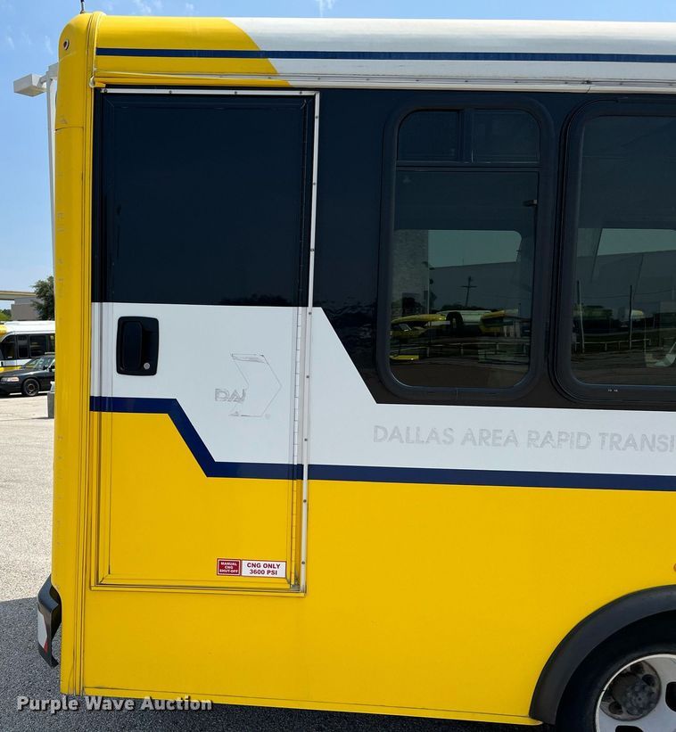 image for item LF9362 2018 Chevrolet Express G4500  shuttle bus