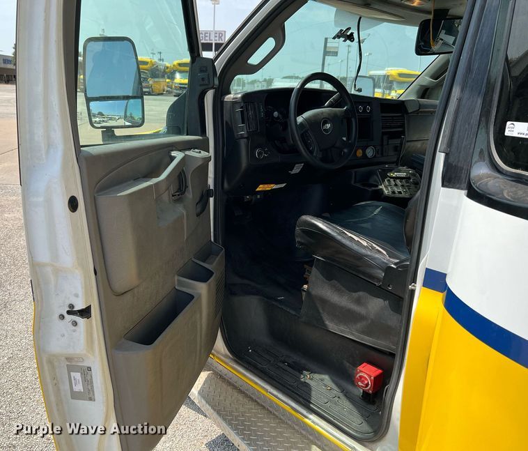 image for item LF9362 2018 Chevrolet Express G4500  shuttle bus