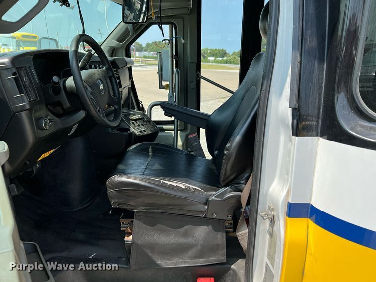 image for item LF9362 2018 Chevrolet Express G4500  shuttle bus