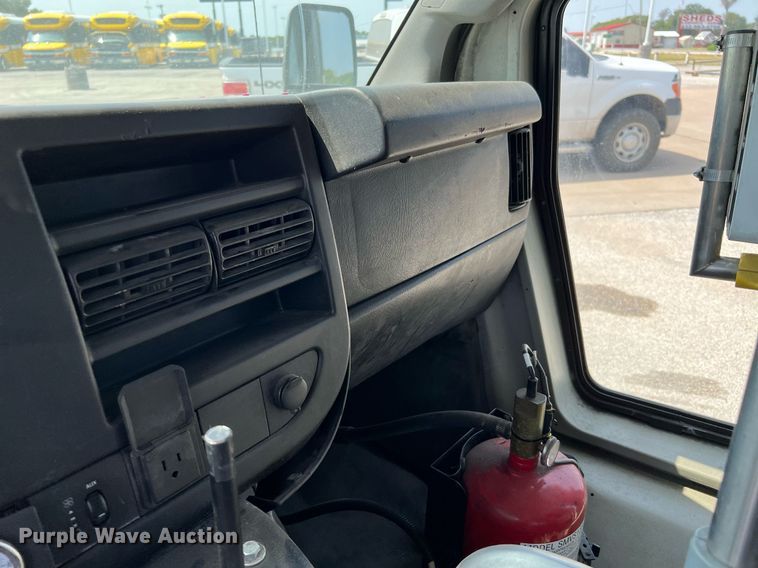 image for item LF9362 2018 Chevrolet Express G4500  shuttle bus