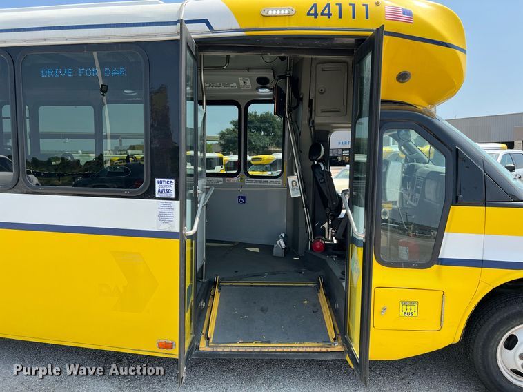 image for item LF9362 2018 Chevrolet Express G4500  shuttle bus