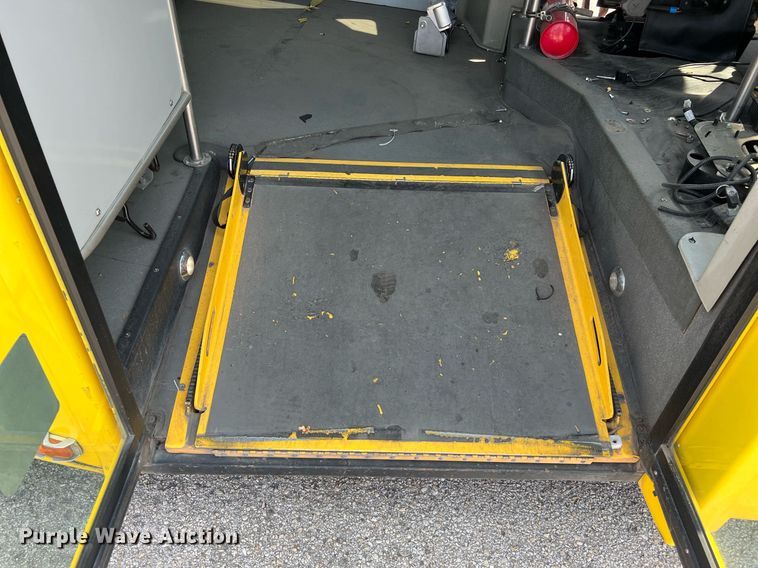 image for item LF9362 2018 Chevrolet Express G4500  shuttle bus