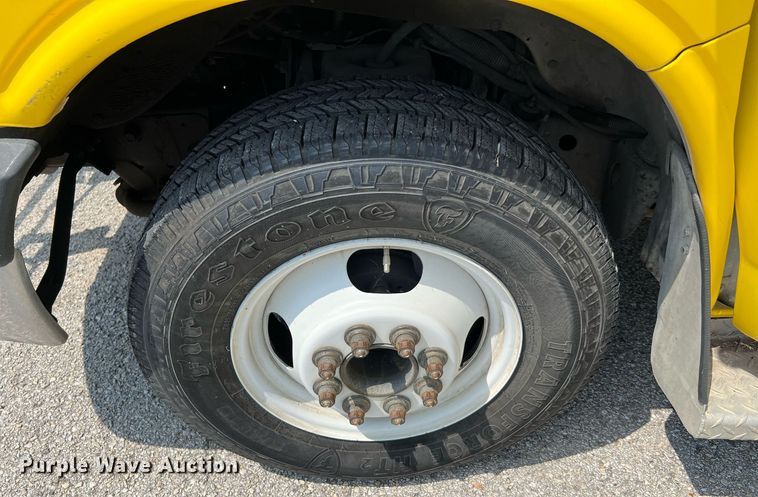 image for item LF9362 2018 Chevrolet Express G4500  shuttle bus