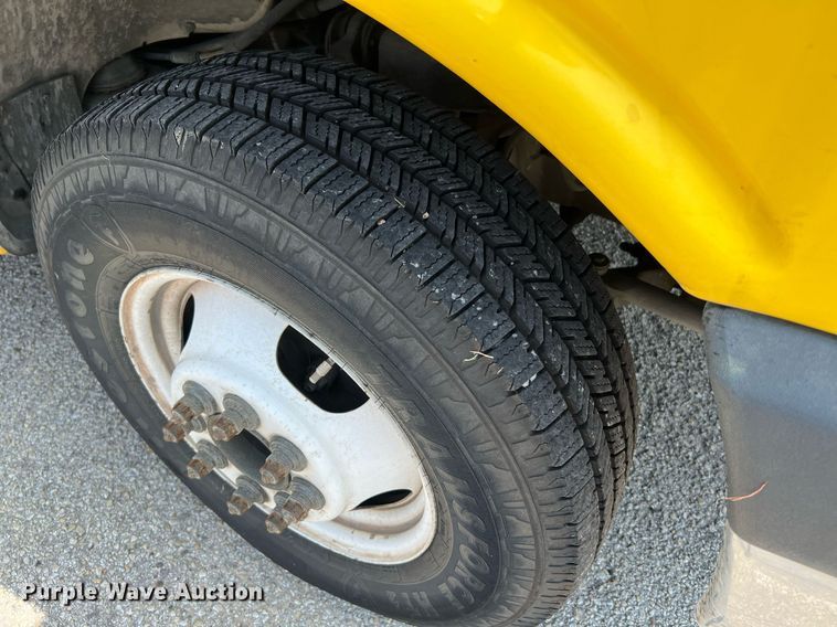 image for item LF9362 2018 Chevrolet Express G4500  shuttle bus