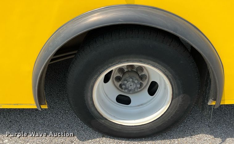 image for item LF9362 2018 Chevrolet Express G4500  shuttle bus