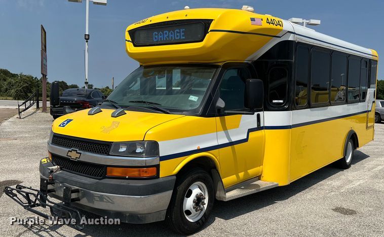 image for item LF9363 2017 Chevrolet Express G4500  shuttle bus