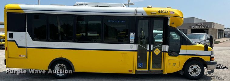 image for item LF9363 2017 Chevrolet Express G4500  shuttle bus