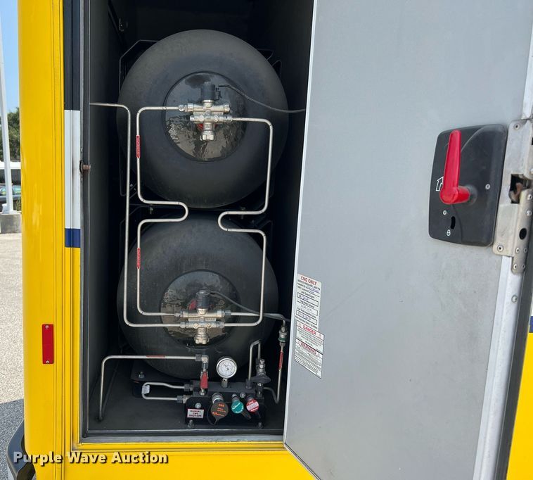 image for item LF9363 2017 Chevrolet Express G4500  shuttle bus