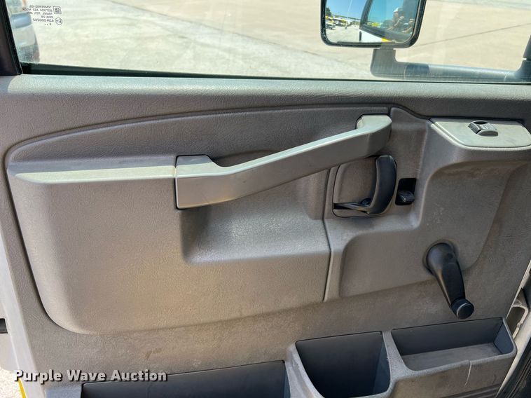 image for item LF9363 2017 Chevrolet Express G4500  shuttle bus