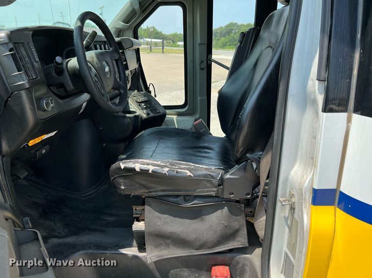 image for item LF9363 2017 Chevrolet Express G4500  shuttle bus