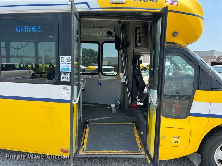 image for item LF9363 2017 Chevrolet Express G4500  shuttle bus