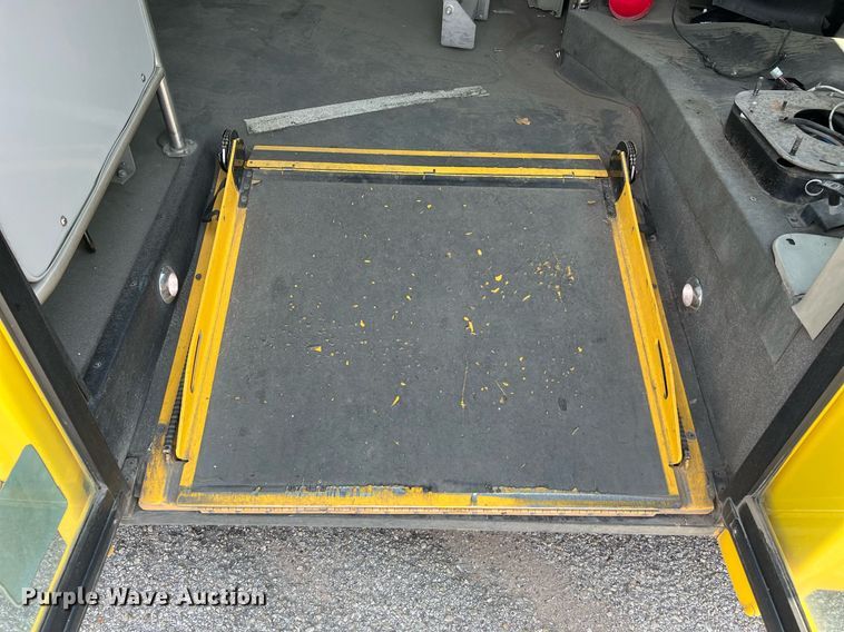 image for item LF9363 2017 Chevrolet Express G4500  shuttle bus