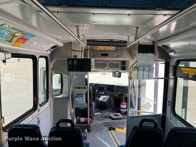 image for item LF9363 2017 Chevrolet Express G4500  shuttle bus