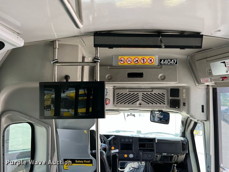 image for item LF9363 2017 Chevrolet Express G4500  shuttle bus