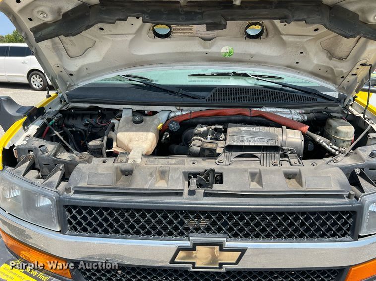 image for item LF9363 2017 Chevrolet Express G4500  shuttle bus