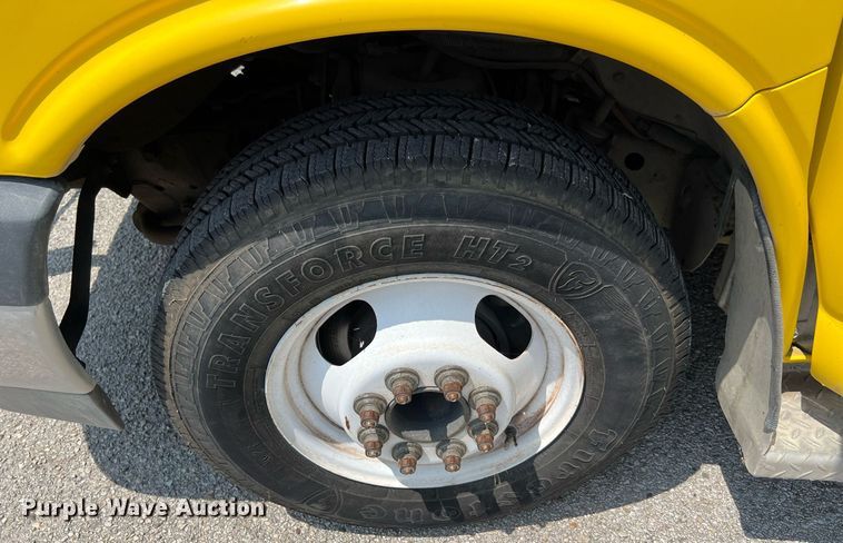 image for item LF9363 2017 Chevrolet Express G4500  shuttle bus