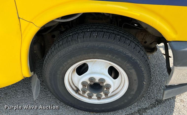 image for item LF9363 2017 Chevrolet Express G4500  shuttle bus