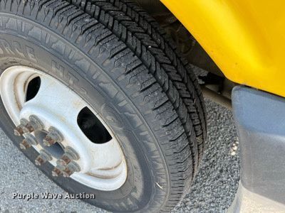 image for item LF9363 2017 Chevrolet Express G4500  shuttle bus