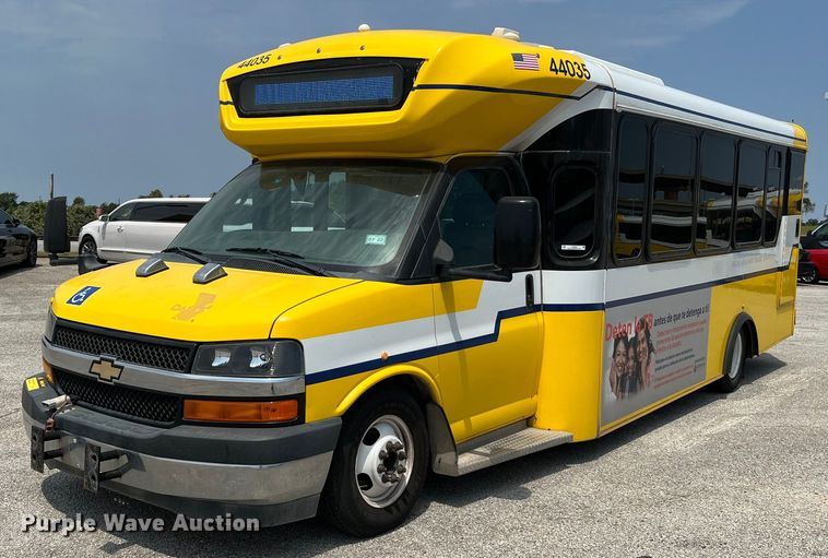 image for item LF9364 2017 Chevrolet Express G4500  shuttle bus
