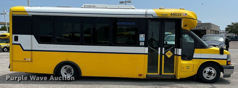 image for item LF9364 2017 Chevrolet Express G4500  shuttle bus