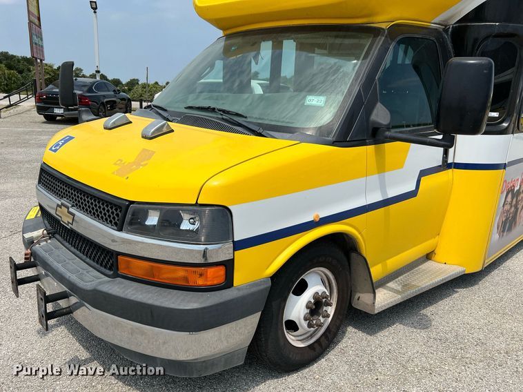image for item LF9364 2017 Chevrolet Express G4500  shuttle bus