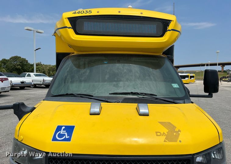 image for item LF9364 2017 Chevrolet Express G4500  shuttle bus