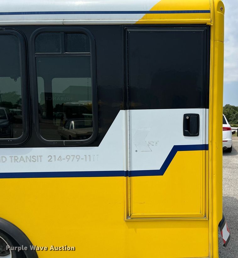 image for item LF9364 2017 Chevrolet Express G4500  shuttle bus