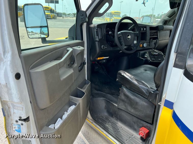 image for item LF9364 2017 Chevrolet Express G4500  shuttle bus