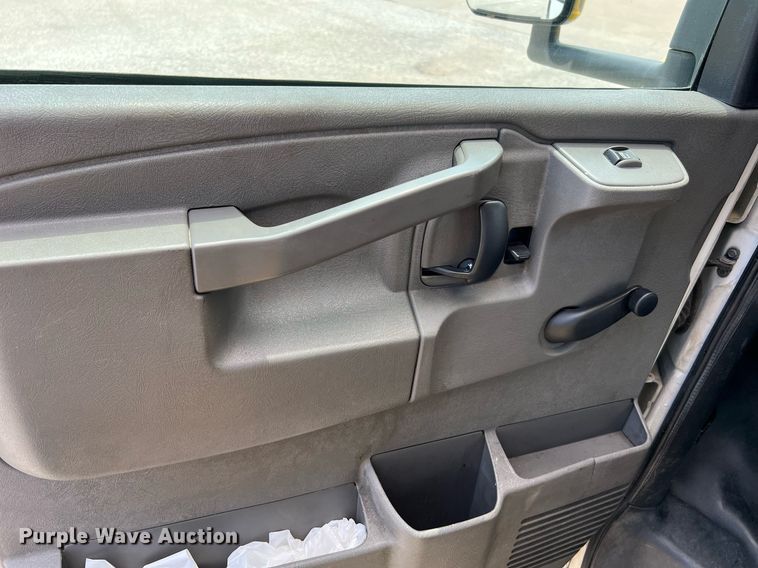 image for item LF9364 2017 Chevrolet Express G4500  shuttle bus